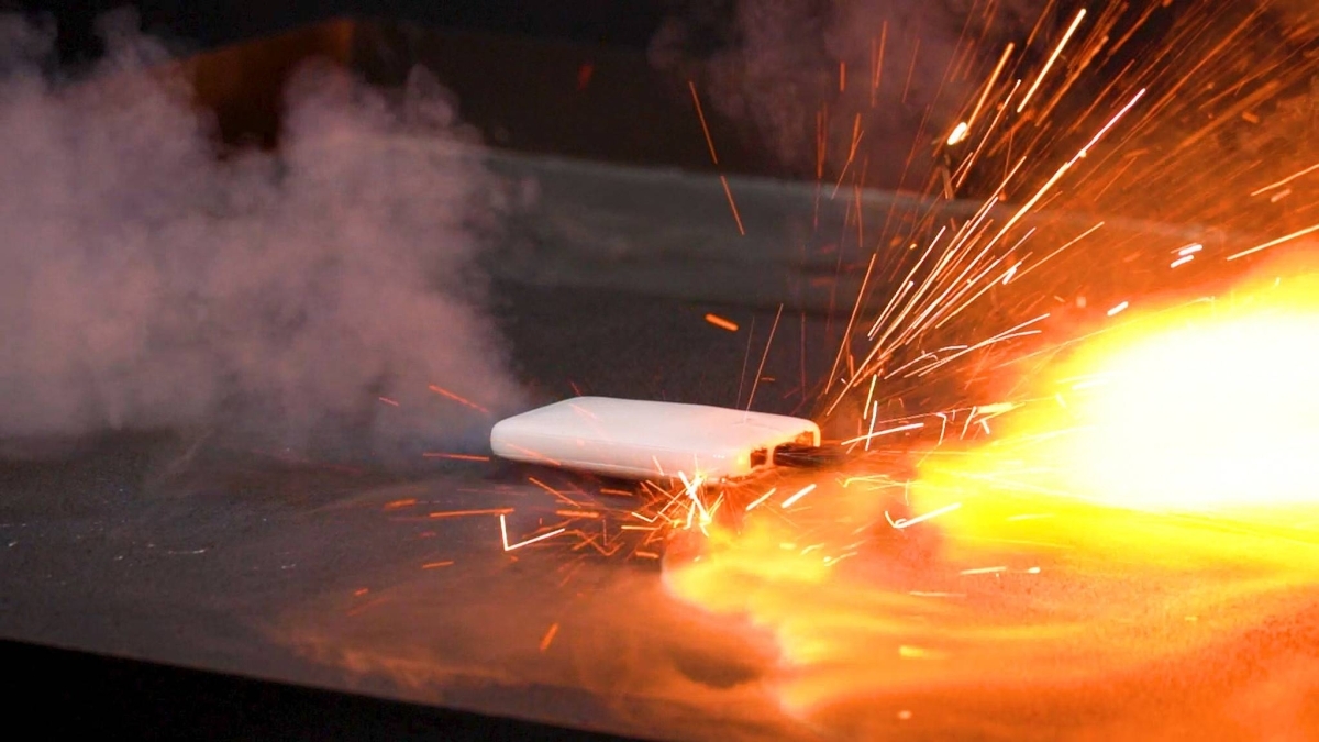 6 người phải nhập viện do nổ pin điện thoại khi đang sạc ở Nhật Bản